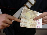 Mangiano al ristorante e pagano con soldi falsi, denunciati in tre