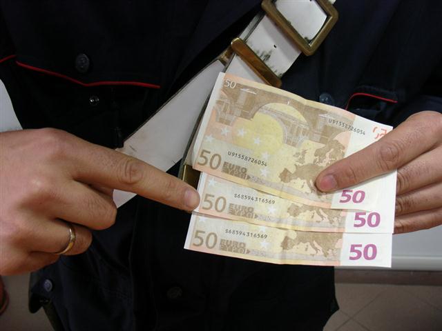 Mangiano al ristorante e pagano con soldi falsi, denunciati in tre