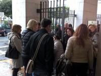 Scuola di via Leopardi, scoppia la rabbia dei genitori: ecco la protesta in Comune