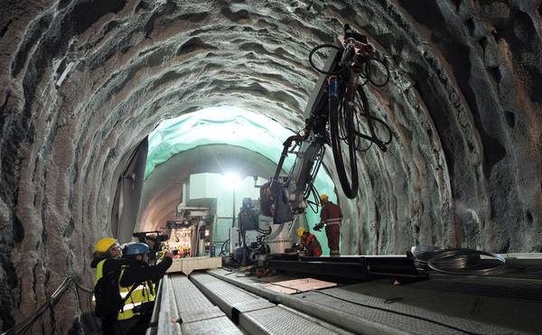 Lo stato di avanzamento dei lavori e inizio scavo del tunnel per la linea ferroviaria Torino-Lione nel cantiere TAV a Chiomonte, Torino,12 Novembre 2013 ANSA/ ALESSANDRO DI MARCO