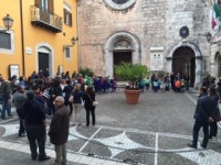 “La scuola non è idonea”: alunni, mamme e docenti ‘marciano sul Comune’. Faranno lezione davanti all’ufficio del sindaco