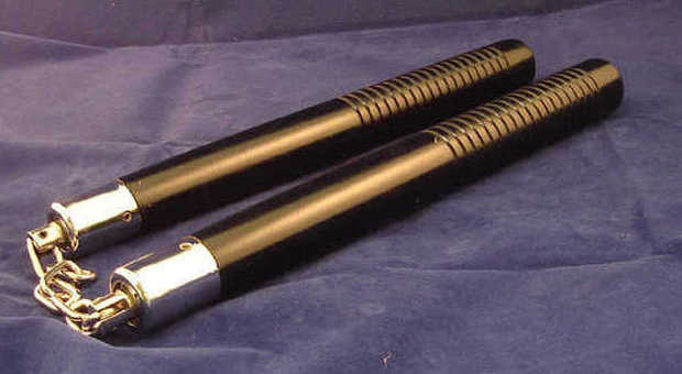 Nasconde un nunchaku in auto, denunciato