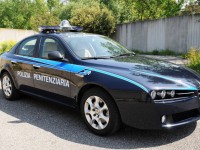 Tenta il suicidio da un viadotto, salvata dagli agenti penitenziari che scortavano un detenuto