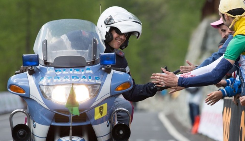 La polizia che ti aspetti, parte la mostra del maestro Sestini