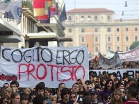 20081027 - ROMA -CLJ-  SCUOLA: STUDENTI MEDI IN CORTEO NEL CENTRO DI ROMA  - Studenti in via Cavour a Roma stamani. E' partito poco prima delle 10 da piazza della Repubblica e diretto a piazza Madonna di Loreto il corteo degli studenti medi promosso dall'Orazio e da altri istituti scolastici del IV municipio.  Al corteo, che attraversa il centro di Roma, si sono uniti altri gruppi di studenti. 
ANSA/ CAMPANA /COC