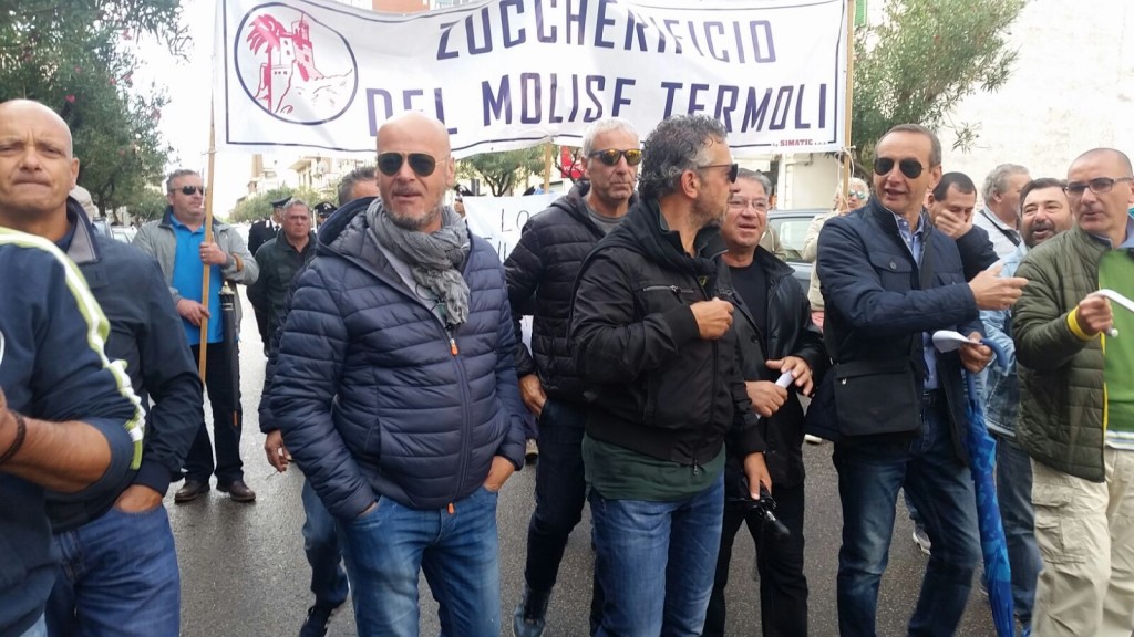 Zuccherificio, marcia dei lavoratori a Termoli. Summit col sindaco Sbrocca