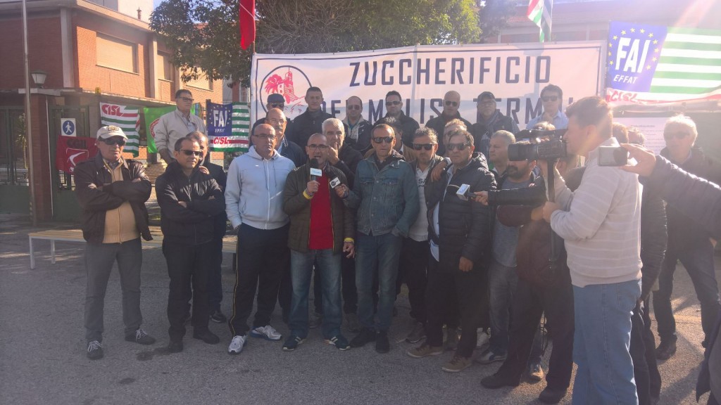 Zuccherificio, l’accusa dei lavoratori ancora in presidio: non si può fare politica sulla nostra pelle