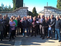 Cimitero stracolmo e l’ombra del forno crematorio, cittadini in rivolta