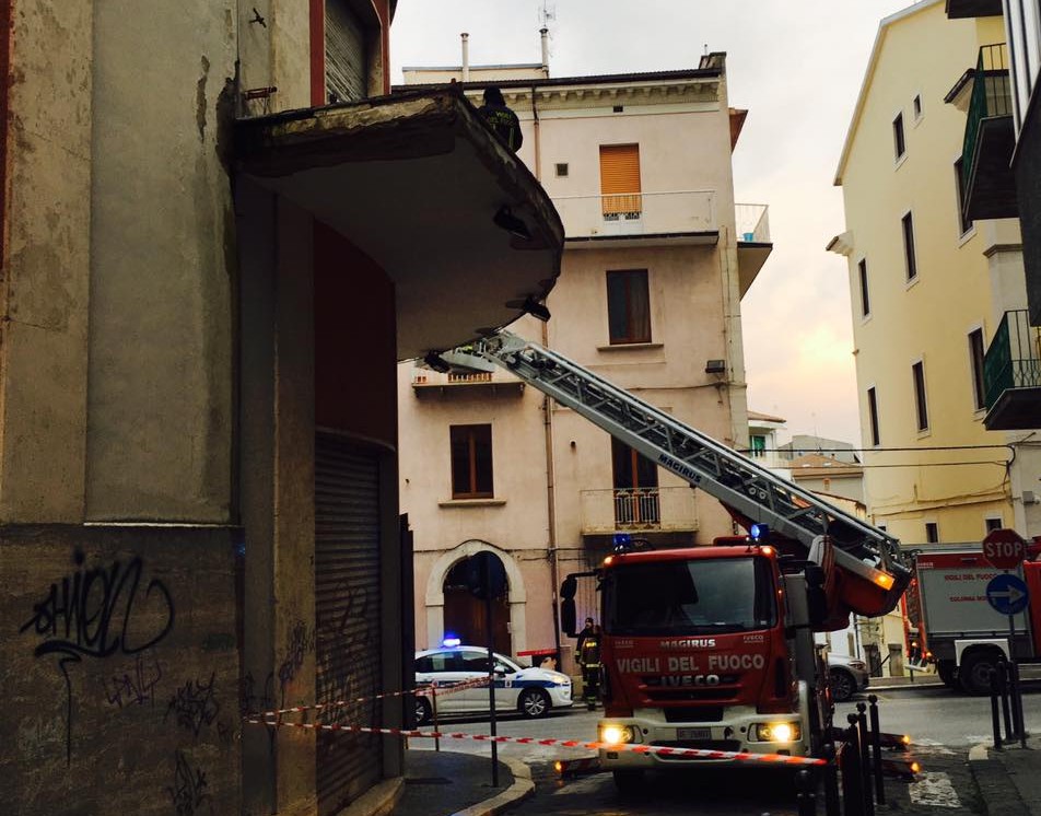 Cadono calcinacci dall’ex Ariston, intervengono i vigili del fuoco