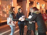 Volantini in piazza per il Sì, Battista e Chierchia sfidano il freddo polare