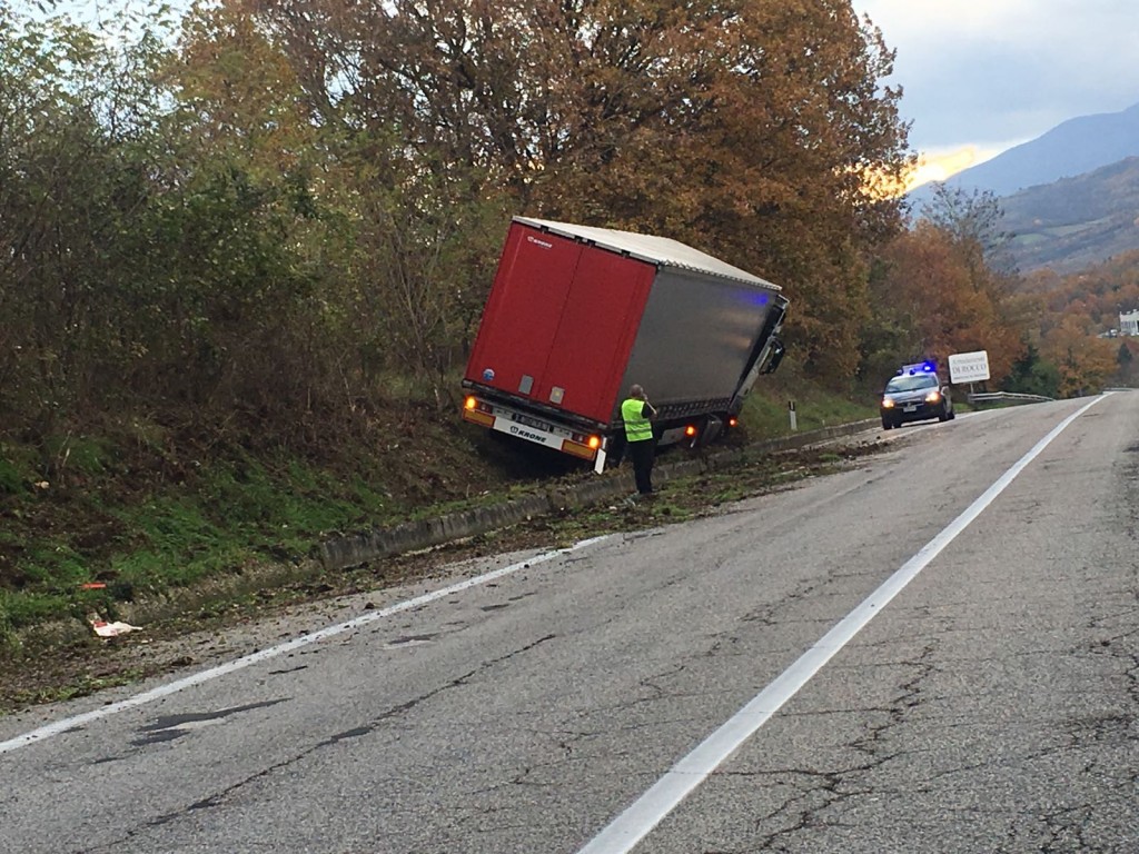 Statale 17, tir con targa lituana finisce nella cunetta al valico di Castelpetroso