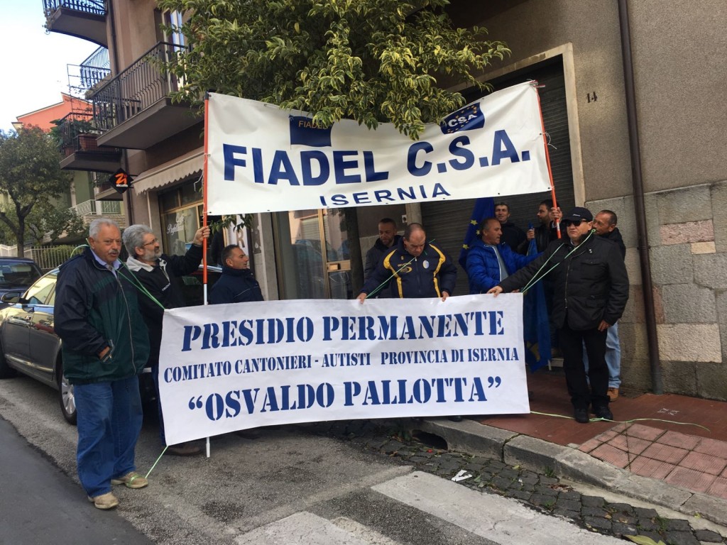 Le rassicurazioni non bastano, cantonieri della Provincia in presidio davanti alla prefettura