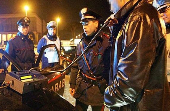 Alla guida ubriaco, drogato di shaboo e senza aver mai avuto la patente: è record di infrazioni