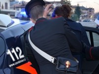 Aggredisce la vicina a morsi, denunciata una 48enne