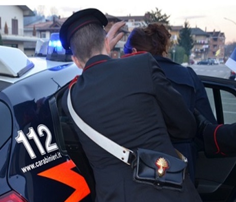 Aggredisce la vicina a morsi, denunciata una 48enne