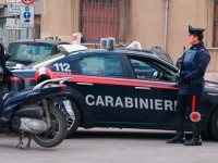 Si ferma in chiesa per pregare e viene scippata