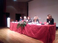 Le donne parlano di violenze e molestie tra l’indifferenza degli uomini e della politica