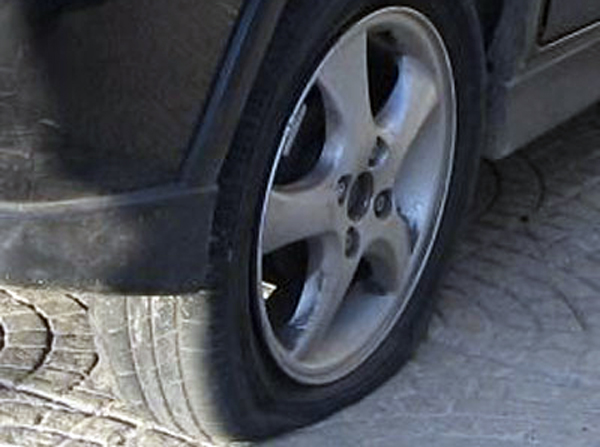 Litiga con la ex e le squarcia le gomme dell’auto, denunciato