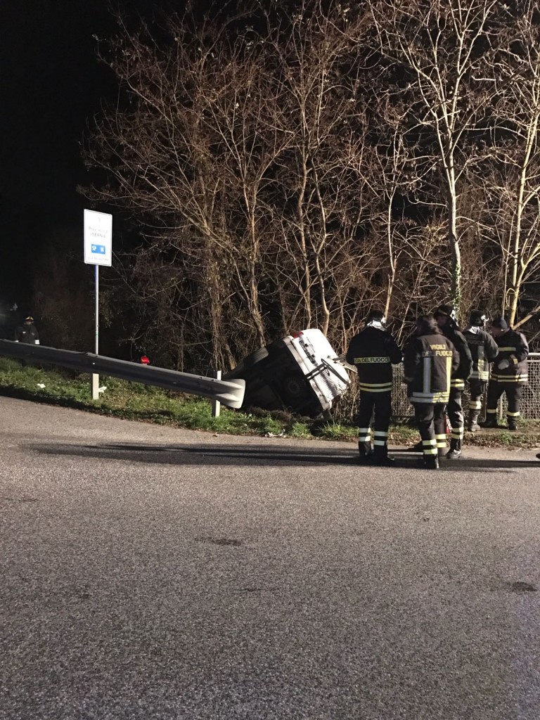 Esce fuori strada lungo la Venafrana, conducente illeso