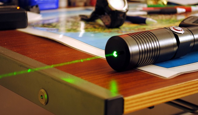 Maxisequestro di puntatori laser pericolosi per la vista