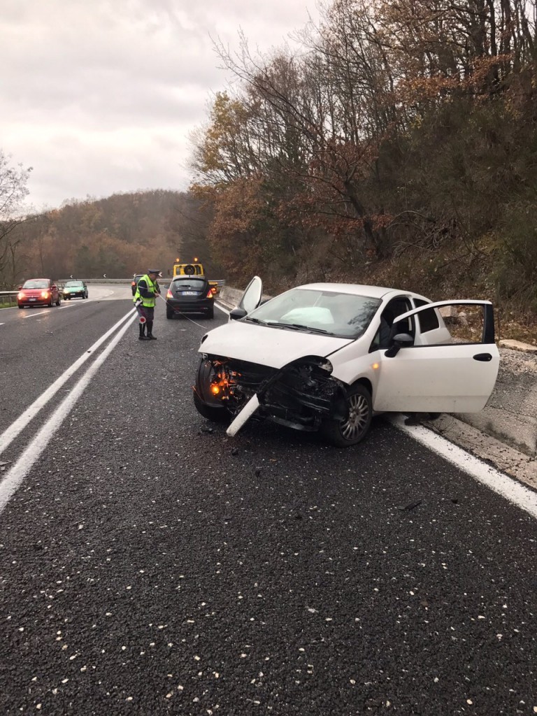 Incidente sulla Statale 17, auto finisce fuori strada