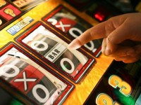 Ludopatia, dietrofront di Battista: sospesa l’ordinanza