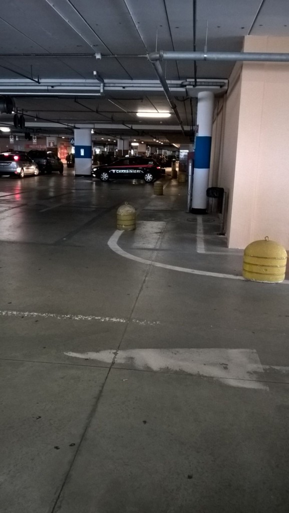 Pacco sospetto al centro commerciale, attimi di tensione durante lo shopping natalizio