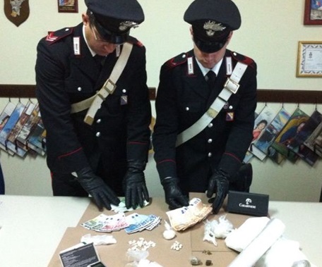 Droga, armi e minacce ai parenti: denunciate tre persone