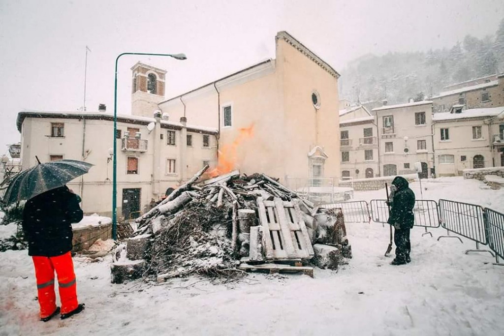 Al fuoco non si rinuncia, i residenti di Sant’Antonio Abate portano avanti la tradizione