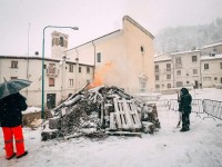 Al fuoco non si rinuncia, i residenti di Sant’Antonio Abate portano avanti la tradizione