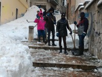 A Campobasso i migranti aiutano a spalare la neve