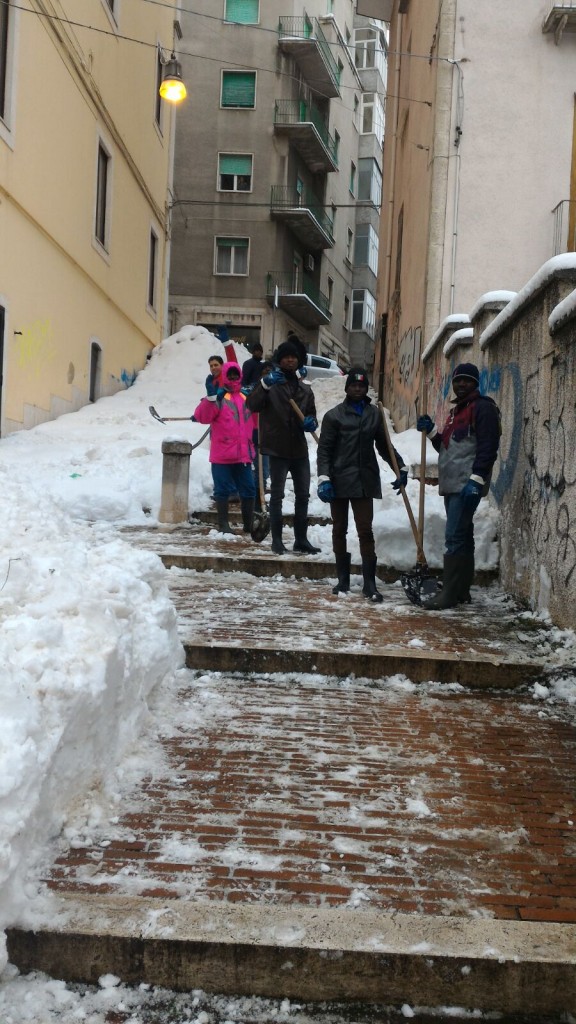 A Campobasso i migranti aiutano a spalare la neve