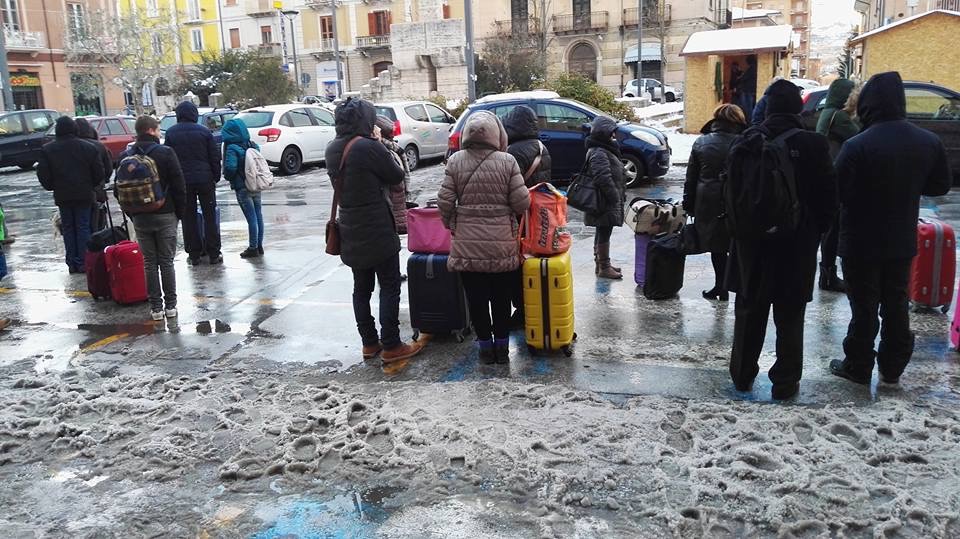 Autobus sostitutivi dei treni per Roma, ressa e ritardi