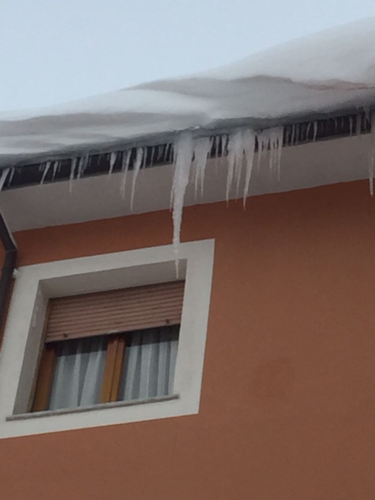 Campobasso, neve giù dal cornicione investe un bimbo di 10 anni
