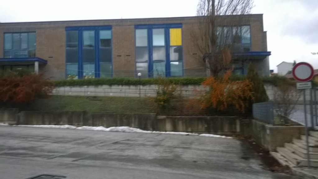 Finestra si stacca dal telaio e crolla sui banchi di scuola