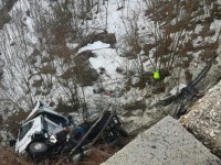 Vola con il tir giù dal viadotto, autista ferito