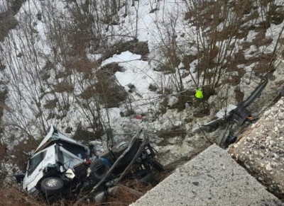Vola con il tir giù dal viadotto, autista ferito