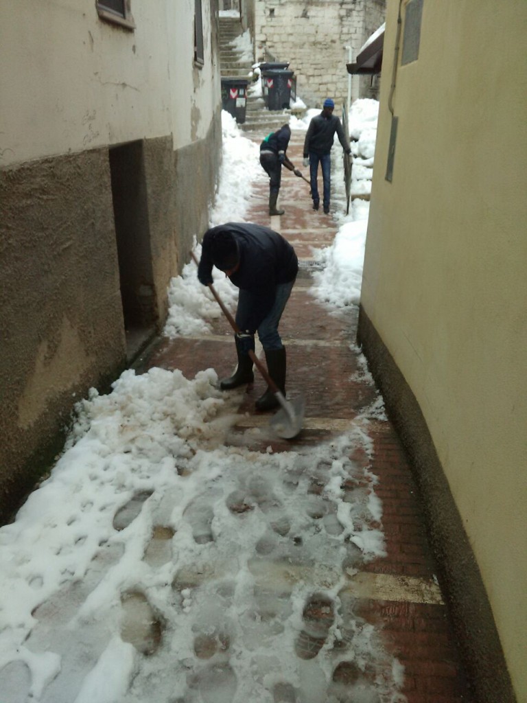 Pulizia delle strade a Campobasso, migranti di nuovo in azione