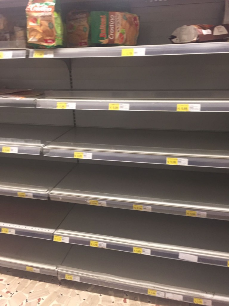 Emergenza neve, scaffali vuoti nei supermercati
