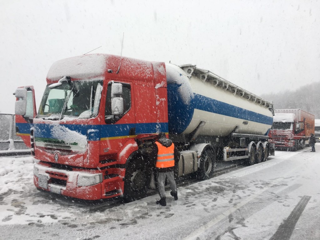 Neve, tir bloccati sulla Trignina e a Castelpetroso