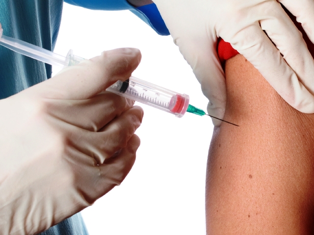 Vaccini, la Cgil contro il decreto: tutte le pratiche scaricate sulle scuole