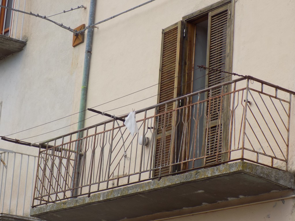 Notte da incubo a Bojano: sacerdote e suora picchiati, legati e derubati