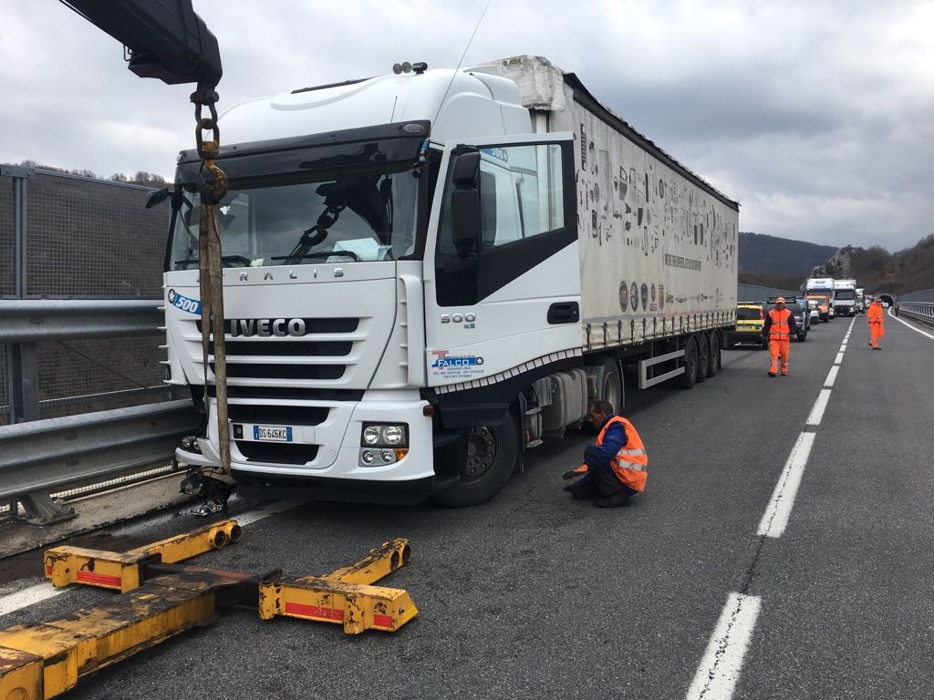 Prova a sfondare il guardrail col tir, poi oltrepassa la barriera e si lascia cadere nel vuoto. Tragedia sulla Trignina