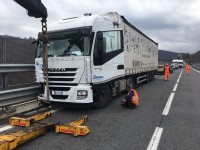 Prova a sfondare il guardrail col tir, poi oltrepassa la barriera e si lascia cadere nel vuoto. Tragedia sulla Trignina