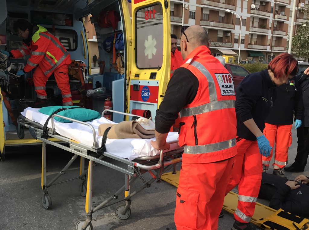 In bici contromano, migrante pakistano investe farmacista