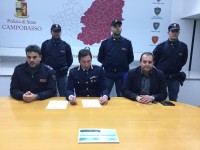 Accoltellato in centro, la Polizia arresta gli aggressori