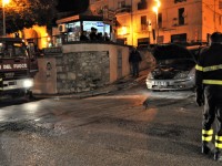 Auto passa sui residui del falò e prende fuoco a Porta Nuova