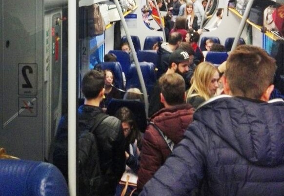 Ennesima odissea per i pendolari isernini: treno stracolmo