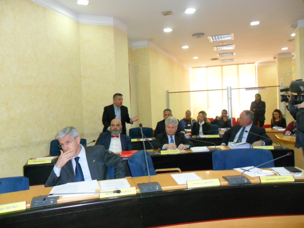 Gli esclusi dal pranzo insorgono, caos in maggioranza