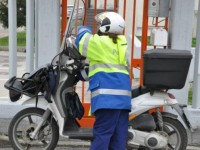 Giovane e precaria, la triste realtà di una portalettere